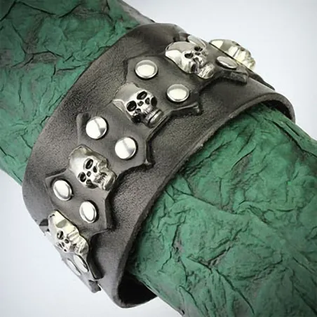 Bracelet en cuir noir skulls