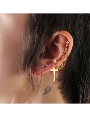 Double piercing cartilage oreille chaine croix doré