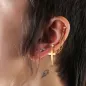 Double piercing cartilage oreille chaine croix doré