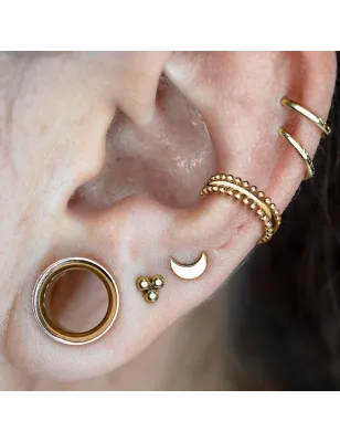 Piercing anneau oreille doré bordures perlées