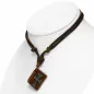 Collier en cuir marron avec pendentif livret croix fleur de lys